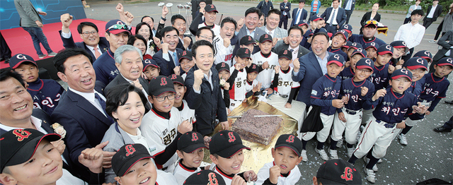 지난 5월15일 광주도자기공원에서 열린 팀업캠퍼스(team-up campus) 기공식에서 남경필 경기지사와 조억동 광주시장 등 참석자들이 떡케이크 절단식을 마친 뒤 기념촬영을 하고 있다.