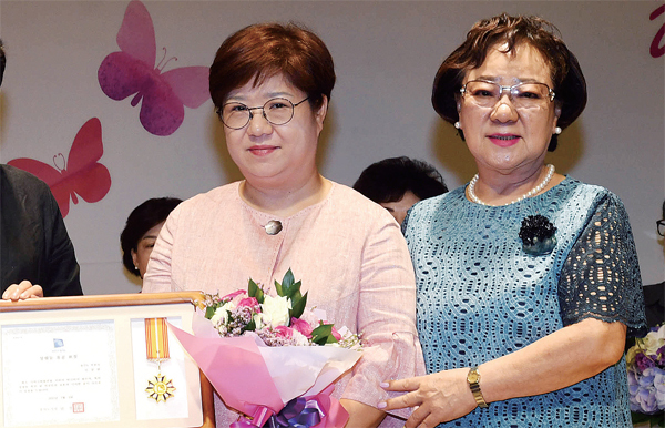 ▲ (사람들)신상현 대표와 어머니