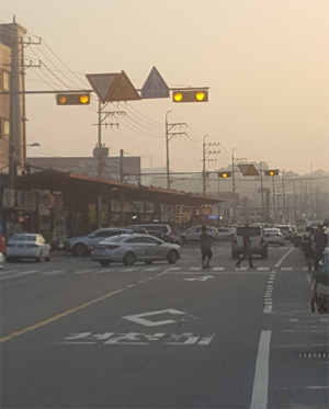 화성시 송산면 사강시장 내 이면도로가 무질서한 모습. 이곳에선 노인들의 횡단보도 보행사고가 빈발, 대책이 요구되고 있다. 박수철기자