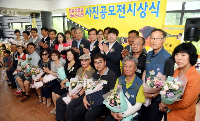  '2017 평강식물원 전국 온라인 사진공모전 시상식'이 열린 16일 포천 평강식물원에서 각 부문 수상자들이 권현규 평강식물원 대표이사, 신항철 경기일보 대표이사 사장, 민천식 포천부시장 등 내빈과 기념촬영을 하고 있다. 김시범기자