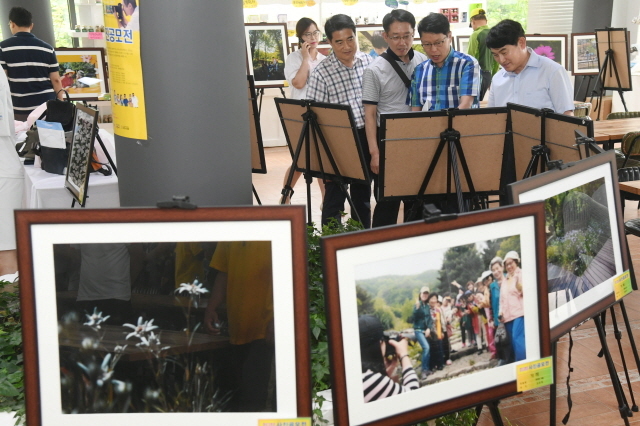 2017 평강식물원 전국 온라인 사진공모전 시상식 및 수상작 전시회 열린 16일 포천 평강식물원에서 참석자들이 전시된 사진을 둘러보고 있다. 김시범기자