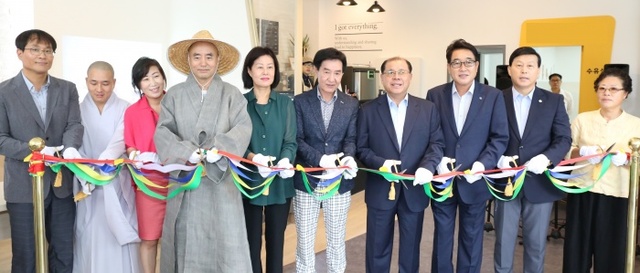 ▲ 용문산 관광안내소 리뉴얼 개소식에 참석한 김선교양평군수(오른쪽에서3번째)와 황화성 한국장애인개발원장(오른쪽에서4번째)