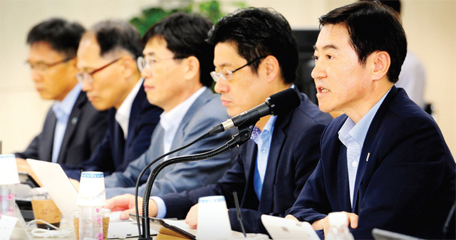 ▲ 17일 부천시 원미구 경기도일자리재단에서 열린 지역일자리창출 방안 논의를 위한 ‘7월 시ㆍ군 부단체장 현장회의’에서 이재율 경기도 행정1부지사가 인사말을 하고 있다. 전형민기자