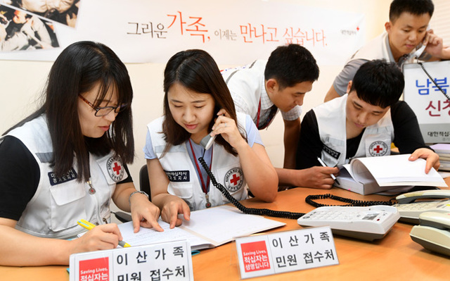 ▲ 정부가 이산가족 상봉을 위한 남북적십자회담 개최를 북한에 제의한 17일 오후 수원시 권선구 대한적십자사 경기도지사에서 직원들이 도내 이산가족 명단을 확인 및 상담 전화를 받고 있다. 김시범기자