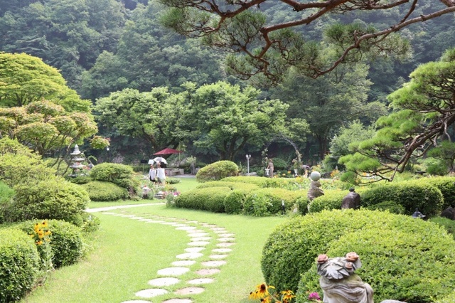 ▲ 카페 테라스에서 바라본 정원 풍경