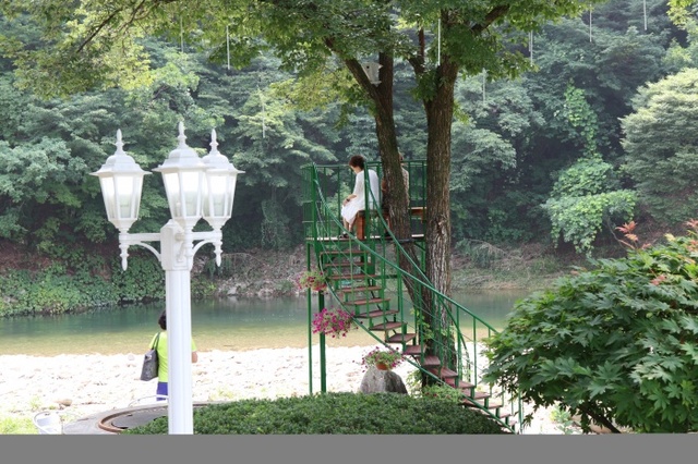 ▲ 정원에서 벽계천으로 내려가면 나무위에서 주변 경관을 내려다 볼 수 있는 야외벤치가 놓여있다.