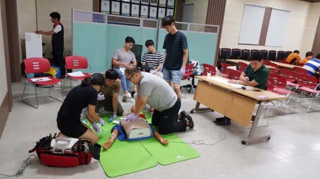 ▲ 의사들로부터 전문적인 응급처지 훈련을 받는 소방대원들