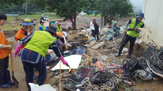 ▲ 경기도자원봉사센터, 충북 피해복구지역 발벗고 나서(2)