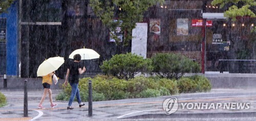 ▲ 중복인 오늘 중부지방에는 장마전선의 영향을 받아 흐리고 비가 오겠다. 사진=연합뉴스