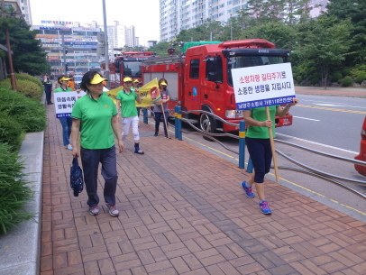▲ 남양주소방서 소방공무원과 의용소방대원 30여 명이 가운동 상가밀집 지역에서 ‘골든타임’ 확보를 위한 가두 캠페인을 벌이고 있다.(사진=남양주소방서 제공) (3)