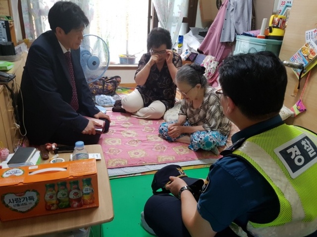 ▲ 남양주경찰서 소속 경찰관과 관내 한 교회 목사가 홀몸어르신 가정을 방문해 생필품을 전달하고 애로사항을 청취하고 있다.(사진=남양주경찰서 제공)