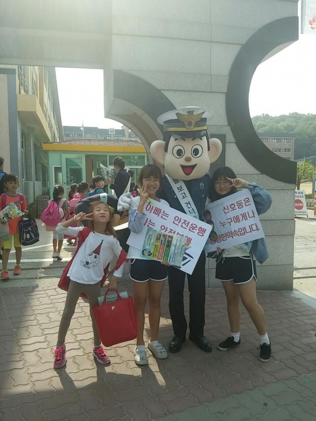 ▲ 안산 상록경찰서가 교통 사망사고 발생을 최소화하고자 횡단보도에서 교통 약자인 어린이들을 대상으로 교통안전 캠페인을 펼치고 있다. 안산 상록경찰서 제공