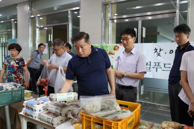 ▲ 김경재 서부발전 평택본부장 로컬푸드 직거래장터 둘러보기
