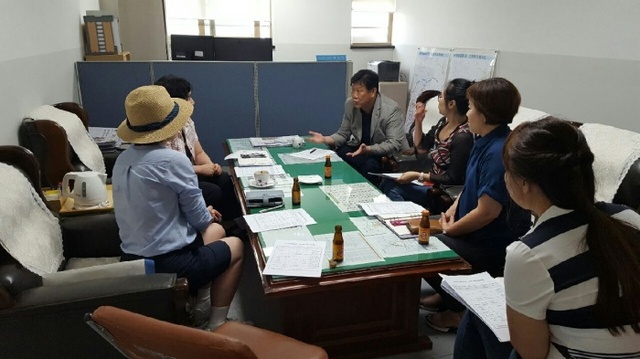 ▲ 송낙영 도의원이 별내중학교에서 학부모들과 간담회를 열고 애로사항을 청취하고 있다(사진=송낙영 의원실 제공)