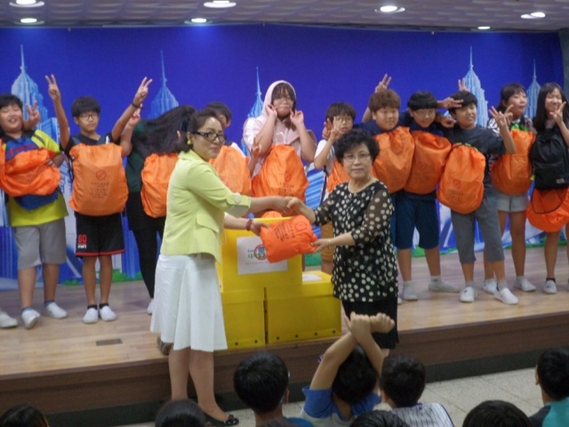 ▲ 이천가정성상담소가 이천시 최초 핸드폰 없는 학교 만들기에 성공한 도암초 전교생에게 방수가방커버를 제공하는 디지털 디톡스 캠페인을 벌이고 있다.(사진=이천가정성상담소)