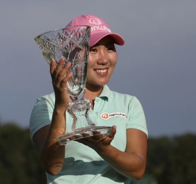 ▲ 미국여자프로골프(LPGA) 투어 마라톤 클래식에서 정상에 오른 김인경이 우승 트로피를 들고 기념촬영을 하고 있다.연합뉴스
