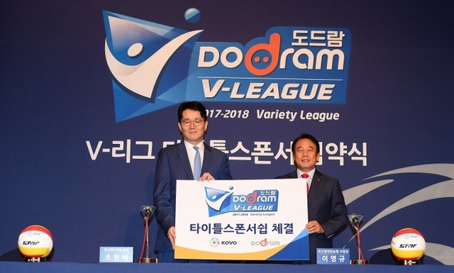 ▲ 도드람양돈농협 이영규 조합장(오른쪽)이 한국배구연맹과 프로배구 V-리그 타이틀 스폰서 계약을 체결하고 있다.(사진=도드람양돈농협)