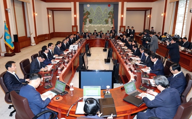 ▲ 문재인 대통령이 25일 오전 청와대에서 국무회의를 주재하고 있다. 이날 국무회의는 처음으로 전원 새 정부가 임명한 국무위원들이 참석했다.  /연합