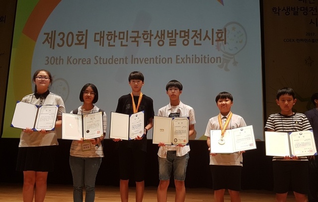 ▲ 제30회 대한민국학생발명전시회에서 수상한 도농초 발명교육센터와 도농초등학교 소속 학생들이 기념촬영을 하고 있다.(사진=구리남양주교육지원청 제공)