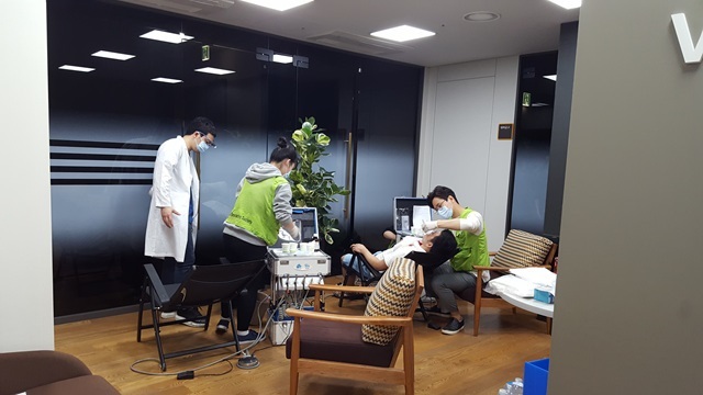 ▲ 광주시, KB국민은행과 (사)열린의사회가 함께하는 외국인주민 사랑나눔 의료봉#2E0939