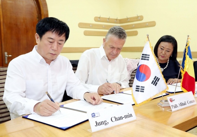 정찬민 용인시장(왼쪽)이 루마니아 종자연구소에서 미하일 코만 소장과 과수육종 산업 교류협력 MOU를 체결하고 있다. 용인시 제공