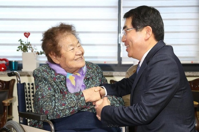 ▲ 지난 1월 양기대 시장이 경기도 광주 나눔의 집을 방문해 김군자 할머니를 만나고 있다.  광명시 제공