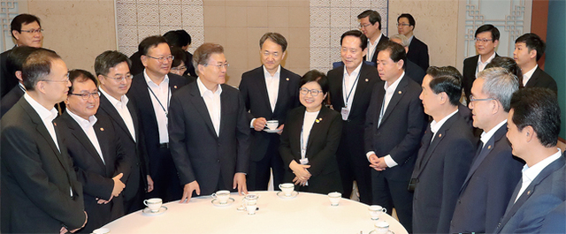 ▲ 문재인 대통령이 25일 오전 청와대에서 열린 국무회의를 주재하기 앞서 국무위원들과 차담회를 열고 얘기를 나누고 있다. 이날 국무회의는 처음으로 전원 새 정부가 임명한 국무위원들이 참석했다. 연합뉴스