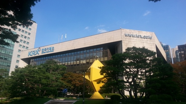 ▲ 한국거래소 석유전자상거래에서 이뤄지는 거래가 소수만 혜택을 받는다는 지적이다.  /백상일