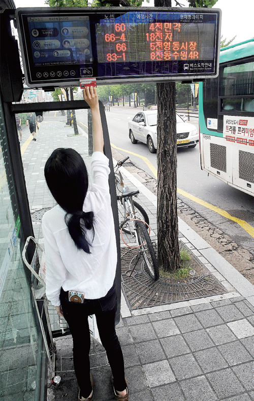 ▲ 25일 수원시내 일부 버스정류장에 설치된 복합형 버스도착알리미가 높게 거치 돼 있어 시민들이 사용에 불편을 겪고 있다. 전형민기자