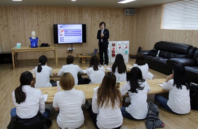 ▲ 소방안전지킴이로 선정된 후 현장에 배치되기 전 사전교육을 받고 있다.