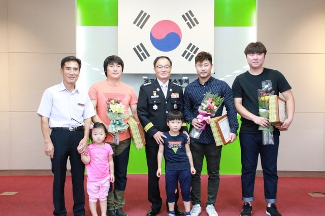 ▲ 초기화재진압의 공을 세운  이승현씨(왼쪽 두번째부터),신민철 양평소방서장,고원선씨,신정환씨