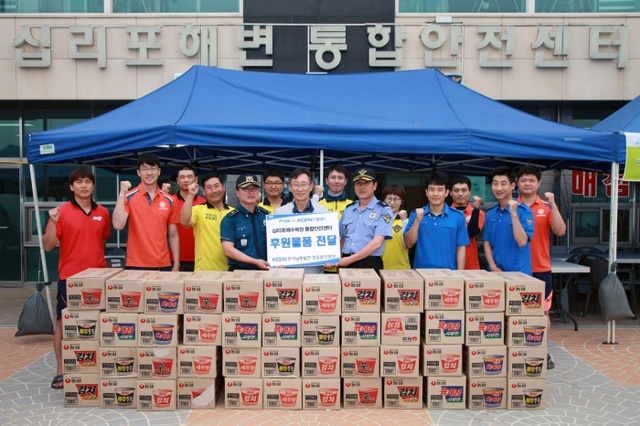 ▲ 사진자료(영흥발전본부 십리포해변 통합안전센터 위문품 전달)