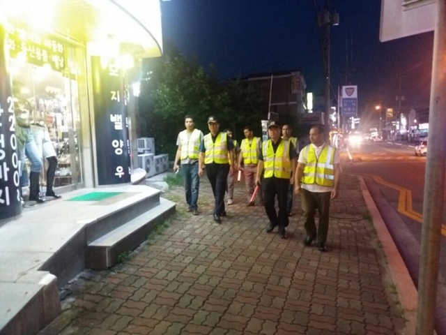 ▲ 외국인 자율방범대 합동순찰