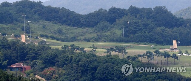 ▲ 28일 오후 경북 성주 주한미군 사드 기지에 미군 장비가 놓여 있다. 이날 국방부는 사드 기지에서 진행해온 소규모 환경영향평가 이외 일반 환경영향평가도 실시할 것이라고 발표했다. 사진은 28일의 성주 사드 기지. 2017.7.28  /연합뉴스
