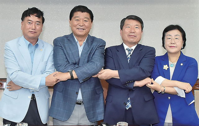 ▲ ▲남양주시와 구리시가 20일 남양주시청 푸름이방에서 경기북부 테크노밸리 공동유치 업무협약(MOU)을 체결한 뒤 기념촬영을 하고 있다. 사진 왼쪽부터 박유희 남양주시의회의장, 이석우 남양주시장, 백경현 구리시장, 민경자 구리시의회의장(사진=구리ㆍ남양주시 제공)