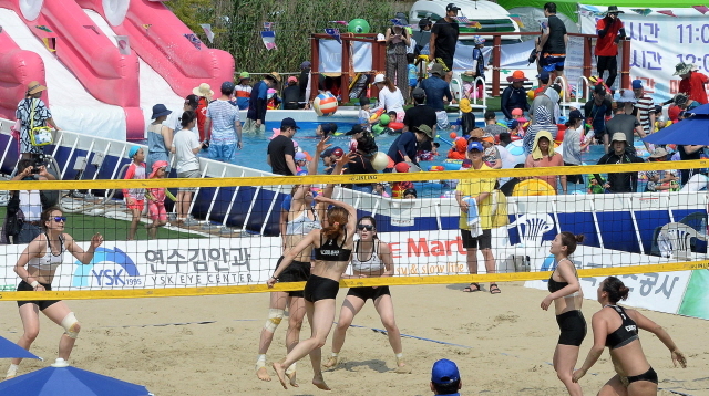 ▲ 30일 오후‘2017 인천 송도해변 여름대축제’가 열리고 있는 인천시 연수구 송도 달빛공원 특설 경기장에서 인천비치발리볼대회가 열리고 있다.장용준기자