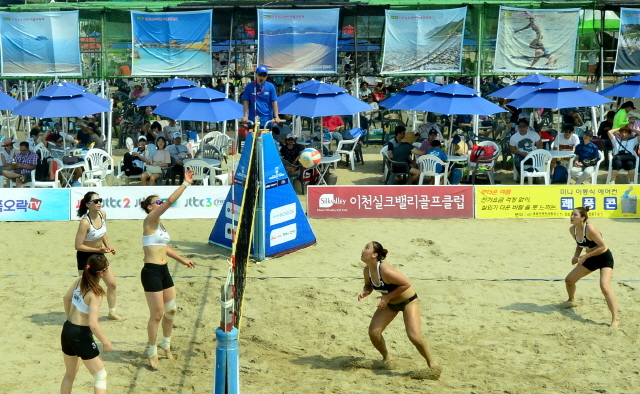 ▲ 30일 오후‘2017 인천 송도해변 여름대축제’가 열리고 있는 인천시 연수구 송도 달빛공원 특설 경기장에서 인천비치발리볼대회가 열리고 있다.장용준기자