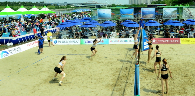 ▲ 30일 오후‘2017 인천 송도해변 여름대축제’가 열리고 있는 인천시 연수구 송도 달빛공원 특설 경기장에서 인천비치발리볼대회가 열리고 있다.장용준기자