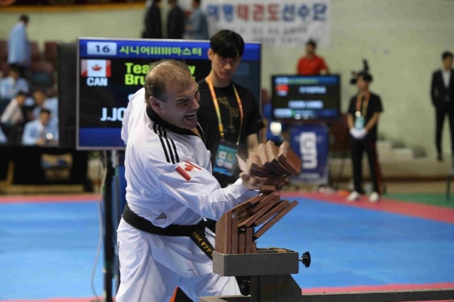 ▲ 30일 안양실내체육관에서 열린 2017 안양 세계태권도한마당 속도격파 시니어 마스터 통합 부문(해외)에서 우승한 백혈병 투병 캐나다인 샘 존스턴 사범이 격파를 하고 있다.대회조직위원회 제공
