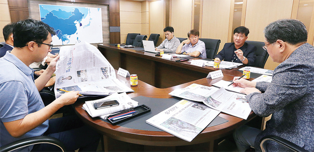 ▲ ‘경기일보 독자권익위원회’가 열린 지난 26일 경기일보 소회의실에서 독자권익위원들이 한 달간의 본보 보도내용에 대해 토의하고 있다. 조태형기자