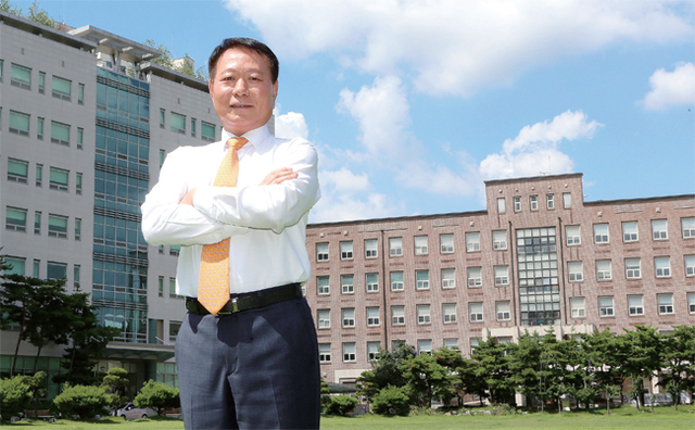 ▲ 재임 기간 특성화 사업을 지속적으로 추진하며 보건ㆍ의료에 특화된 동남보건대학교를 육성ㆍ발전시키는 데 앞장섰다는 평가를 받은 홍종순 총장(61)이 최근 연임됐다. 오는 2019년 상반기까지 다시 학교를 이끌게 된 홍 총장은 “‘선택과 집중’을 통해 보건ㆍ의료계열 특성화 완성 및 4차 산업혁명 선도 대학으로의 육성에 매진하겠다”고 포부를 밝혔다.  조태형기자