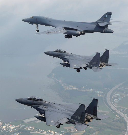 ▲ 오산 상공 나는 B-1B 북한의 대륙간탄도미사일(ICBM)급 ‘화성-14호’ 미사일 도발에 대한 무력 대응으로 미국의 전략폭격기 B-1B 랜서(죽음의 백조) 2대가 한반도 상공에 출격했다. 30일 미 공군 B-1B 랜서가 우리나라 공군 F-15K 전투기의 호위를 받으며 평택 주한미군 오산공군기지 상공을 저공비행 하고 있다. 공군 제공
