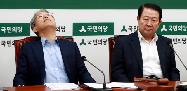 ▲ 국민의당 박주선 비상대책위원장(오른쪽)과 김동철 원내대표가 31일 오전 국회 당대표실에서 열린 비상대책위원회의에 참석해 생각에 잠겨 있다. 서울 남부지검은 이날 오전 중 국민의당 제보조작 사건 수사 결과를 발표할 예정이다.   /연합