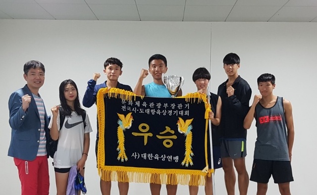 ▲ 31일 충북 충주종합운동장에서 막을 내린 문화체육관광부장관기 제38회 전국시ㆍ도대항육상대회에서 종합우승 28연패를 달성한 경기도 선수단이 시상식 후 기념촬영을 하고 있다.경기도육상연맹 제공