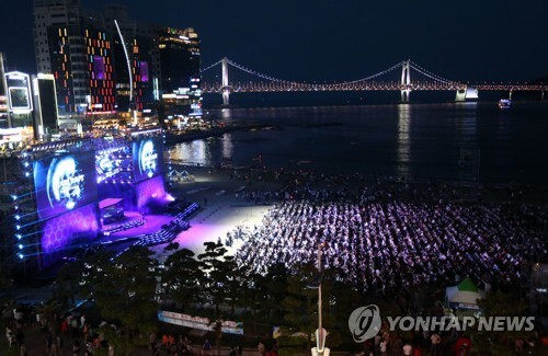 ▲ 블리자드사가 스타크래프트 리마스터 출시를 앞두고 지난 30일 부산 광안리에서 론칭 행사를 펼쳤다. /연합뉴스
