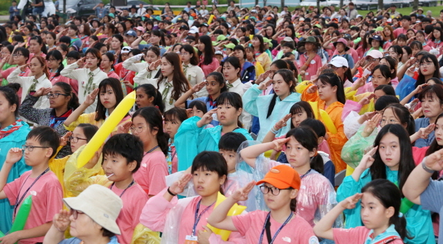 ▲ ‘제16회 걸스카우트 국제야영’이 막을 올린 31일 오후 여주시 당남리섬에서 국제야영에 참가한 청소년들이 경례를 하고 있다. 이번 국제야영에는 세계 각지의 14개국 5000명의 미래 여성 지도자로 성장할 청소년들이 참가해 스스로 행동하고 타인과 원활하게 소통하며 자신의 역량을 강화하여 성장하도록 “Act! Connect! Empower!(ACE)”를 주제로 다함께 어우러져 우정의 대축제를 만들 예정이다. 조태형기자