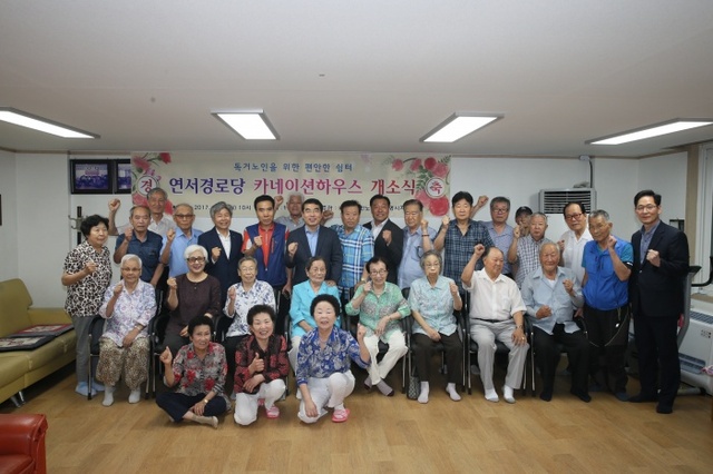 ▲ 양기대 시장이 지난달 31일 열린 철산2동 연서카네이션하우스 개소식에서 어르신들과 기념촬영을 하고있다. 광명시 제공
