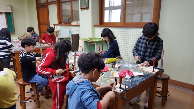 ▲ 도내에서 문화, 예술, 체육 등 세분야를 토대로 활동형 수업프로그램을 구성, 우수한 교육프로그램을 운영하는 것으로 알려진 의정부 솔뫼초. 해당 학교 학생들이 교육활동에 참여하고 있다.