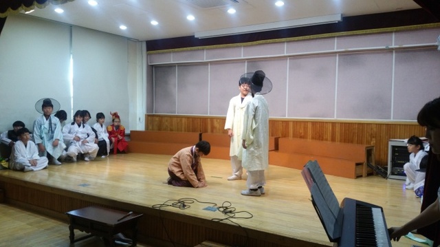 ▲ 도내에서 문화, 예술, 체육 등 세분야를 토대로 활동형 수업프로그램을 구성, 우수한 교육프로그램을 운영하는 것으로 알려진 의정부 솔뫼초. 해당 학교 학생들이 교육활동에 참여하고 있다.