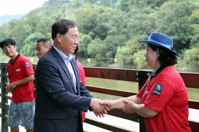 ▲ 산장관광지 물놀이 근무자 격려4